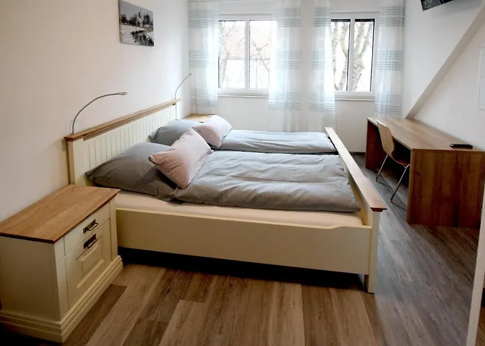 Zur Friedenseiche 3*